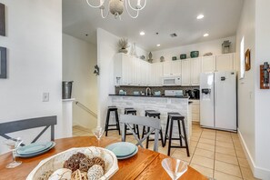 Apartment, 3 Schlafzimmer, Balkon, eingeschränkter Meerblick | Essbereich im Zimmer