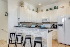 Apartment, 3 Bedrooms, Balcony, Partial Ocean View | Private kitchen - Casa Del Mar by Book That Condo (Panama City Beach)