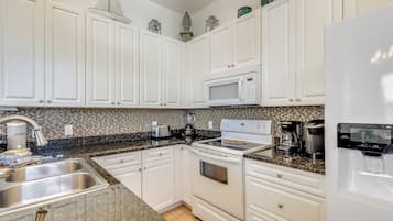 Apartament, 3 dormitoris, balcó, vistes parcials a l'oceà | Cuina privada