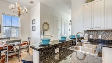 Apartament, 3 dormitoris, balcó, vistes parcials a l'oceà | Cuina privada