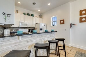 Apartment, 3 Bedrooms, Balcony, Partial Ocean View | Private kitchen
