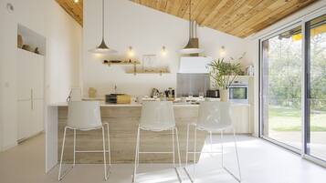 Réfrigérateur, four, lave-vaisselle, cafetiÚre/bouilloire