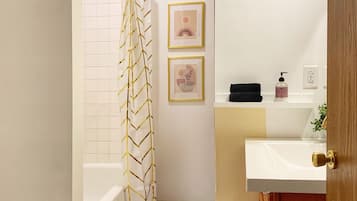 Combined shower/tub, towels, toilet paper