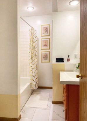 Combined shower/tub, towels, toilet paper