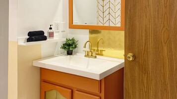Combined shower/tub, towels, toilet paper