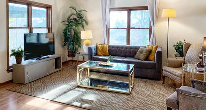 Stylish Apartment in Historic Downtown Parkville