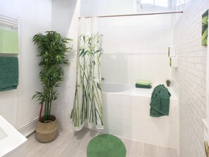 Banheira, secador de cabelo, toalhas de banho, sabonete