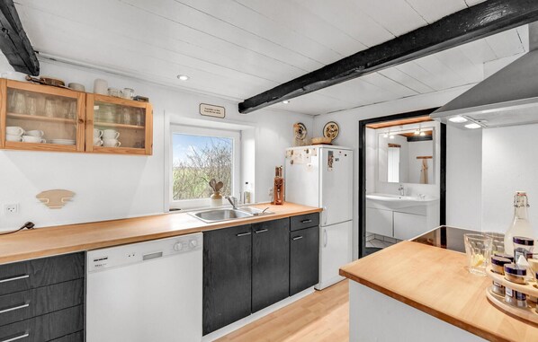 Fridge, stovetop, dishwasher, coffee/tea maker - Cozy home in Hemmet with WiFi (Hemmet)