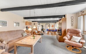 TV, fireplace, DVD player - Cozy home in Hemmet with WiFi (Hemmet)