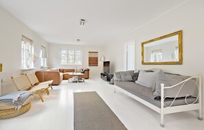 TV - Lovely apartment in Gudhjem with WiFi (Gudhjem)