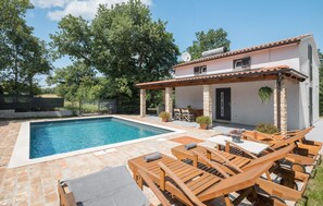 Outdoor pool - Beautiful home in Krnicari with WiFi (Krnicari)