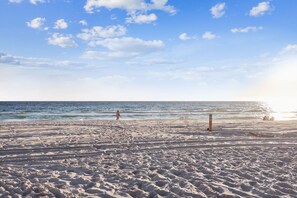 På stranden och vit sandstrand
