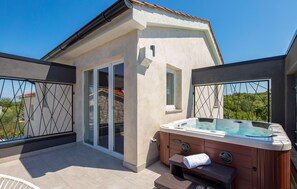 Outdoor spa tub - Luxurious home in Sveti Ivan Dobrinjski (Sveti Ivan Dobrinjski)
