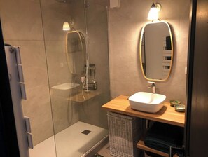 Bathtub, hair dryer