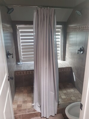 Combined shower/bathtub, hair dryer, towels, soap - Relax in Scenic Fountain Hills- Very Private 3Br gem w/Pool (Fountain Hills)