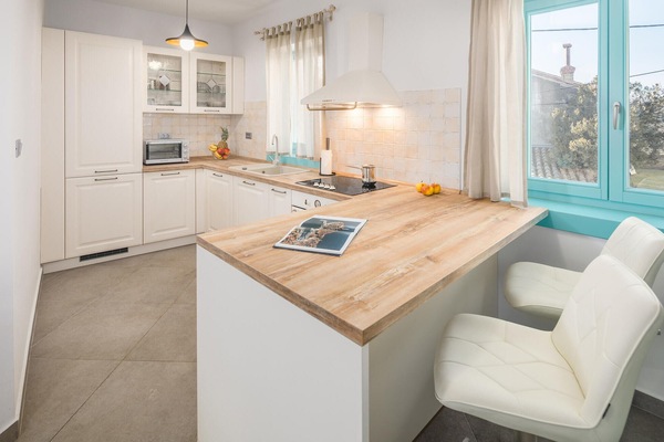 Kjøleskap, kokeplater, oppvaskmaskin og kaffetrakter/tekoker