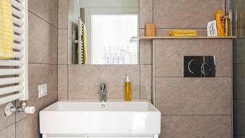 Doccia, asciugacapelli, bidet, asciugamani