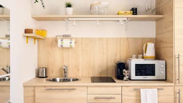 Frigorifero, microonde, forno, piano cottura