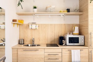 Kühlschrank, Mikrowelle, Ofen, Herdplatte