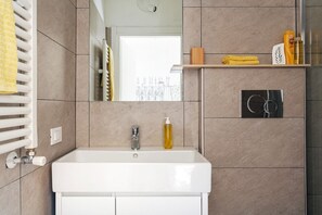 Dusche, Haartrockner, Bidet, Handtücher