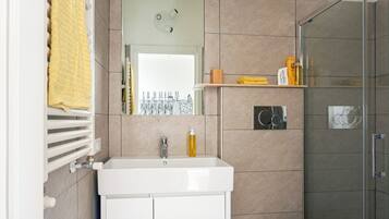 Dusche, Haartrockner, Bidet, Handtücher