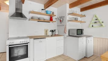 Refrigerador, parrilla de estufa, lavavajillas y cafetera y tetera