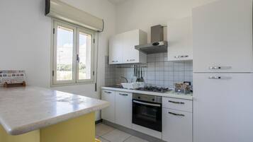 Refrigerador, parrilla de estufa y cafetera y tetera