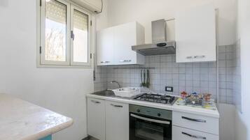 Refrigerador, parrilla de estufa y cafetera y tetera