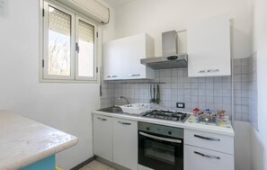 Refrigerador, parrilla de estufa y cafetera y tetera 