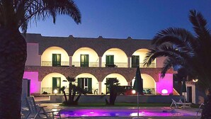 A building with multiple balconies and a pool area. - Cozy apartment in Cava D'Aliga with WiFi (Cava D'Aliga)