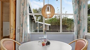 Een ronde tafel met een fles LORINA, een glas en druiven.