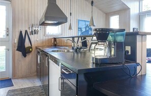 Geladeira, cooktop, lava-louças, cafeteira/chaleira