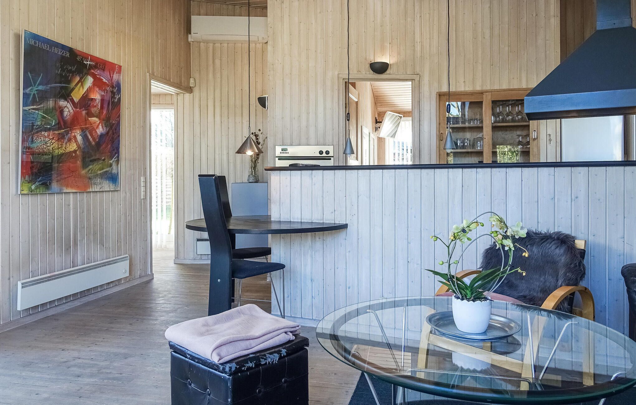 Un intérieur moderne comprenant un coin repas, une cuisine et un espace de vie.