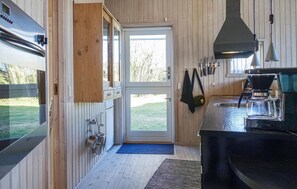 ثلاجة، موقد طهي مسطح، غسالة أطباق، ماكينة لصنع القهوة/الشاي