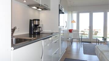 Fridge, oven, stovetop, dishwasher