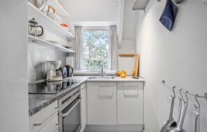 Køleskab, kogeplade, opvaskemaskine, kaffe-/temaskine