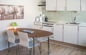 Kühlschrank, Herdplatte, Geschirrspüler, Kochgeschirr/Geschirr/Besteck