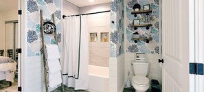 Badkar/dusch, handdukar, tvål och toalettpapper