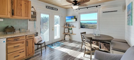 Smart TV. BAY-CAY Getaway, Beaching, Casinos, Swim, Grill, Chill, Memories!