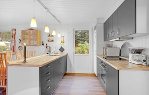 Réfrigérateur, plaque de cuisson, lave-vaisselle, cafetière/bouilloire