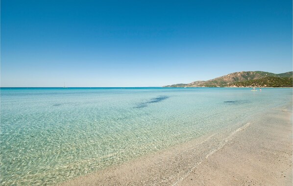 Una spiaggia nelle vicinanze