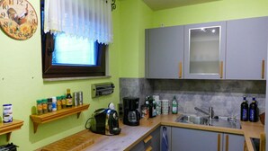 Kaffetrakter/tekoker, kjøleskap, kokeplater og oppvaskmaskin