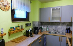 Refrigerador, parrilla de estufa, lavavajillas y cafetera y tetera 