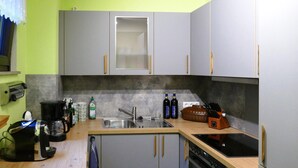 Kaffetrakter/tekoker, kjøleskap, kokeplater og oppvaskmaskin