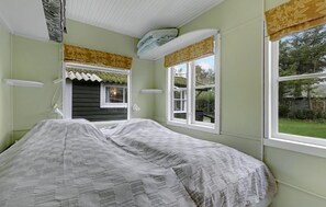 2 bedrooms, travel cot, free WiFi