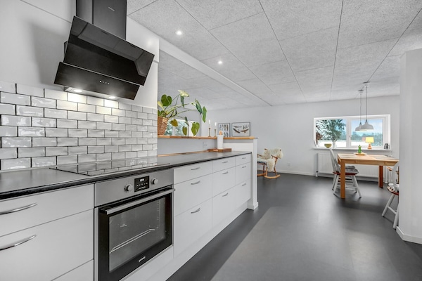 ثلاجة، موقد طهي مسطح، غسالة أطباق، ماكينة لصنع القهوة/الشاي