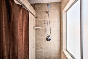 Badewanne, Haartrockner, Handtücher, Seife