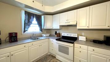 Apartemen Keluarga | Dapur pribadi | Lemari es besar, microwave, oven, dan mesin pembuat kopi/teh