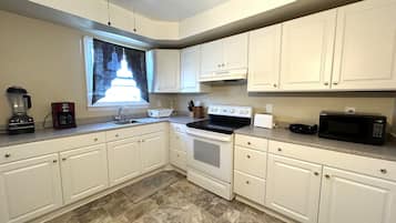 Apartemen Keluarga | Dapur pribadi | Lemari es besar, microwave, oven, dan mesin pembuat kopi/teh