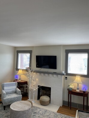 Una Smart TV, una chimenea